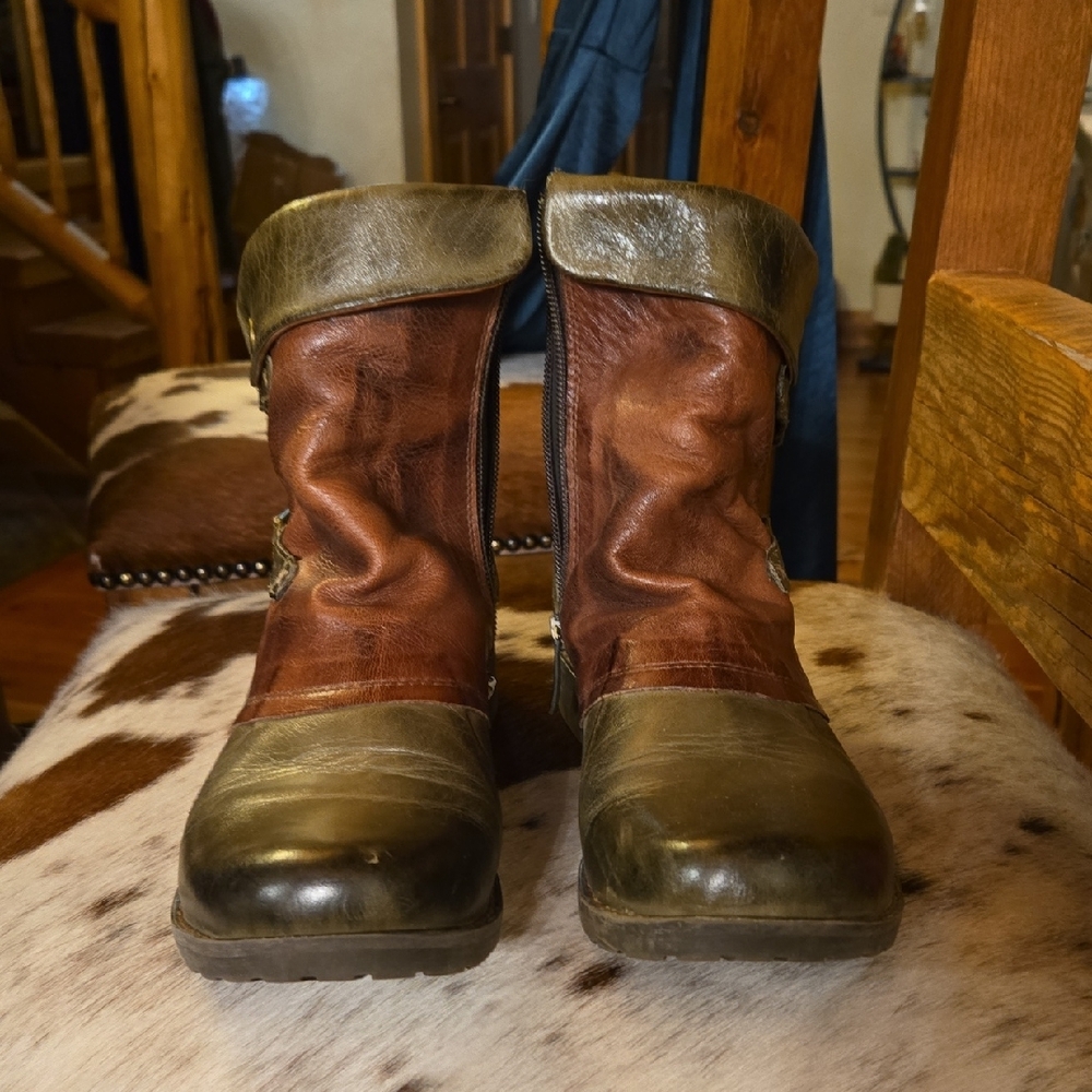 JAFA. Brown and Green Leather Boots